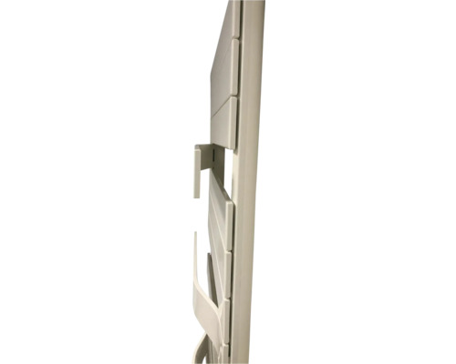 Seitenansicht eines Heizkörpers mit Handtuchhaltern