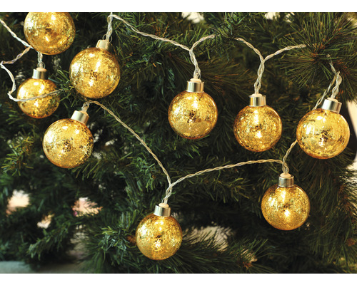 Lichterkette mit goldenen Kugeln an einem Weihnachtsbaum
