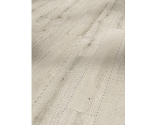 Verlegter Laminatboden mit Holzoptik