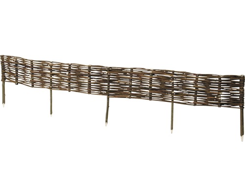 Geflochtener Weidenzaun mit Erdspießen zur Garteneinfassung