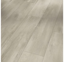Verlegtes Laminat mit Holzoptik.