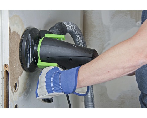Handwerker beim Schleifen einer Wand mit einem Trockenbauschleifer mit Staubabsaugung