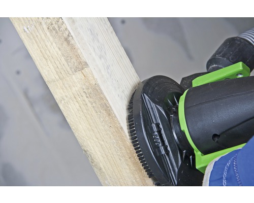 Eine Bürstenschleifmaschine bearbeitet ein Holzbrett.