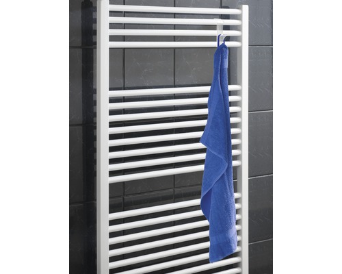 Weißer Badheizkörper mit blauem Handtuch