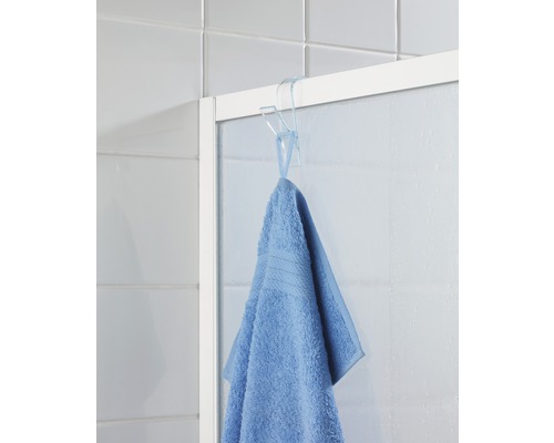 Blaues Handtuch hängt an einer Duschwand mit einem Haken