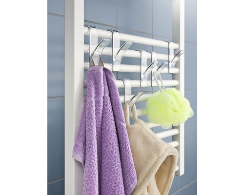 Handtuchhalter mit Handtüchern und Badeschwamm