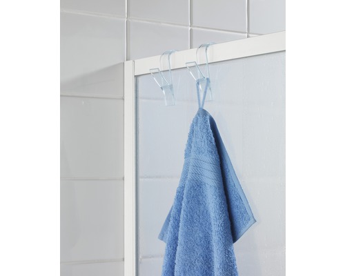 Handtuch hängt an zwei Türhaken im Badezimmer