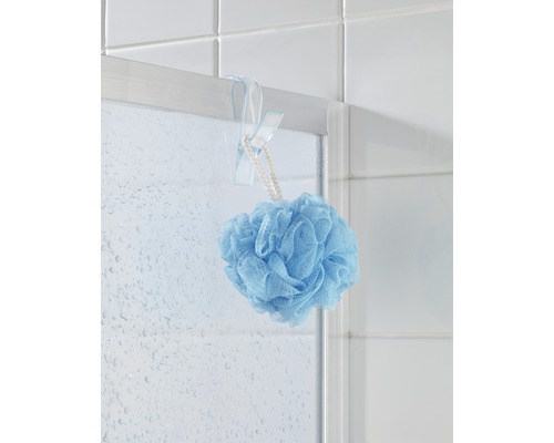 Badezimmer Szene mit Duschwand, Duschhaken und Badeschwamm