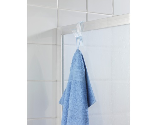 Blaues Handtuch an einer transparenten Duschkabinenaufhängung