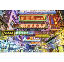 Lebhafte Stadtansicht mit zahlreichen Leuchtreklamen in einer asiatischen Stadt bei Nacht.