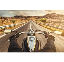 Motorradfahrt auf einer Landstraße mit Blick auf Berge