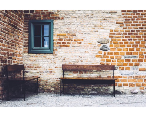 Papier peint panoramique intissé 181090 Old Brick Wall 7 pces 350 x 260 cm Espace extérieur avec mur en briques, fenêtre et meubles de salon