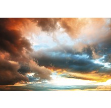 Dramatischer Himmel mit Wolkenformationen