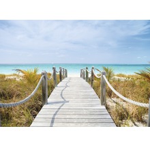 Holzsteg mit Seilgeländer zum Strand und zum Meer