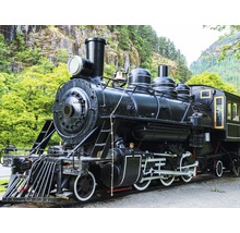 Nahaufnahme einer historischen schwarzen Dampflokomotive auf Gleisen