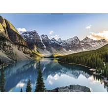 Paysage avec lac de montagne et montagnes boisées