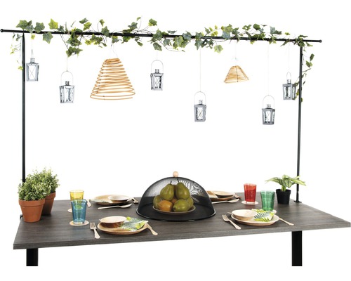 Dekorierter Esstisch mit Hängeleuchten und Pflanzen