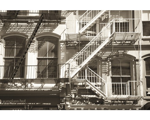 Papier peint panoramique intissé 18825 SOHO New York 7 pces 350 x 260 cm Façade d''un immeuble avec fenêtres et échelle de secours métallique.