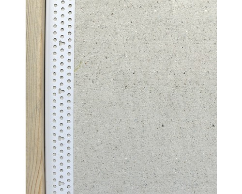 Cornière de protection d''angle en plastique sur un mur en béton
