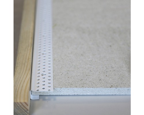 Profilé de finition en plastique sur une plaque de plâtre