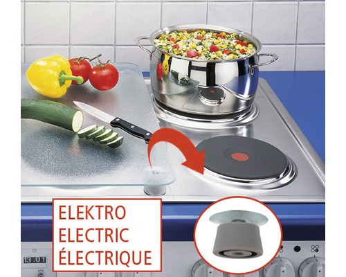 Pieds de recouvrement de plaque de cuisson sur une cuisinière électrique avec légumes, casserole et planche à découper