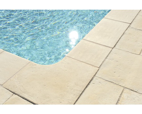 Gros plan d''une piscine avec bordure en pierre