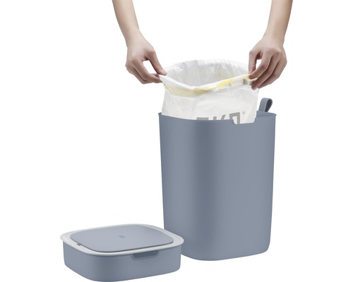 Mülleimer mit Abdeckung und Müllbeutel wird eingesetzt