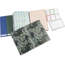 Mehrere Scrapbooks mit verschiedenen Mustern und zusätzliche Blätter.