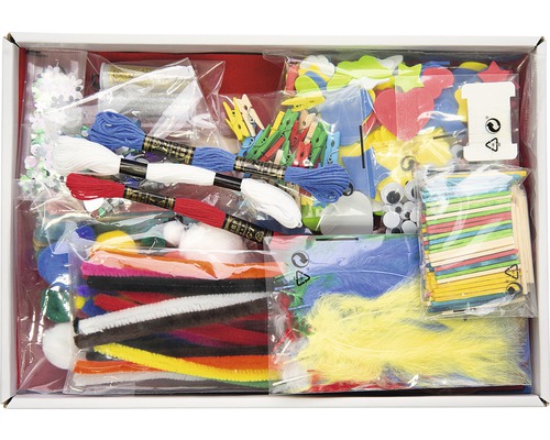 Bastelset mit Pfeifenreinigern, Pompons, Holzstäbchen, Federn und Stickgarn in einer Schachtel