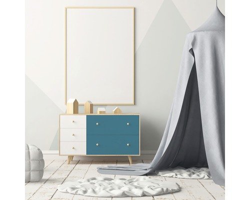 Chambre d''enfant lumineuse avec commode, décoration et ciel de lit