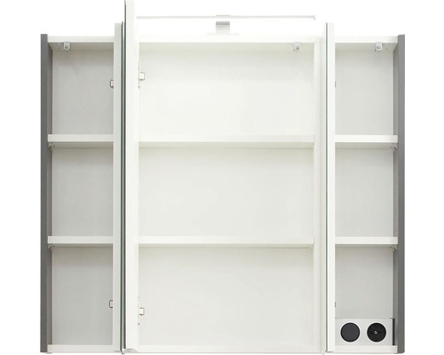 Armoire de toilette ouverte à trois portes avec plusieurs étagères pour le rangement de la salle de bains