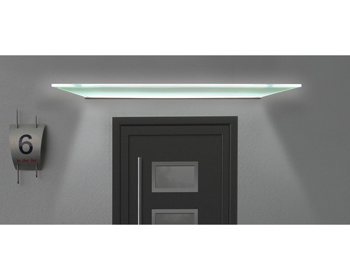 Eingangsbereich mit Haustür, Hausnummer und Vordachbeleuchtung