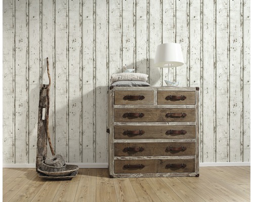 Wohnszene mit Holzkommode, Lampe, Dekoration und Tapete in Holzoptik