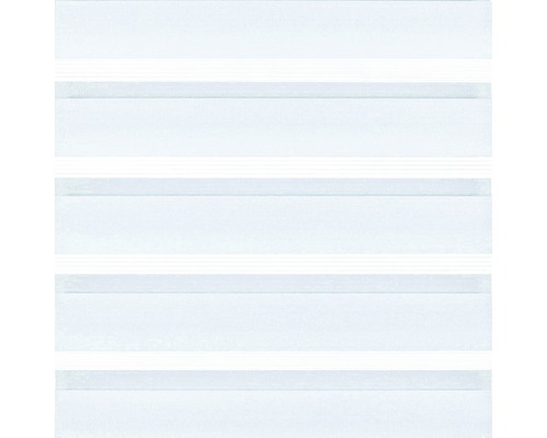 Gros plan de stores vénitiens blancs