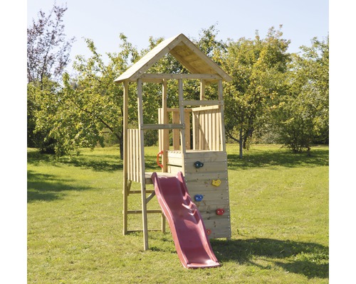 Spielturm aus Holz mit Rutsche und Kletterwand im Garten.