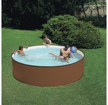 Piscine familiale dans le jardin avec des personnes qui jouent