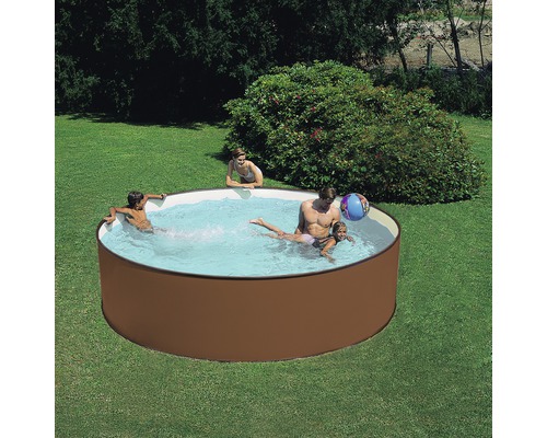 Piscine familiale dans le jardin avec des personnes qui jouent