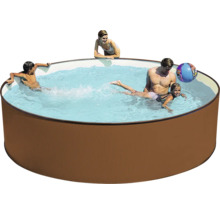 Piscine ronde avec famille en train de nager