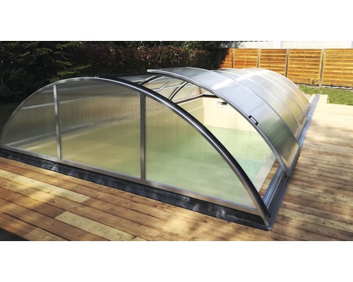 Abri de piscine sur une terrasse en bois