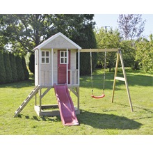 Spielhaus mit Rutsche und Schaukel auf einer Wiese