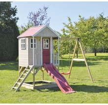 Spielhaus mit Rutsche und Schaukel auf einer Wiese