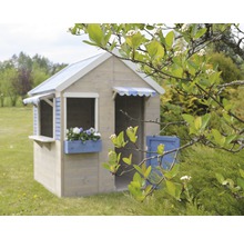 Spielhaus aus Holz mit Fenster und Blumenkasten im Garten