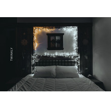 Schlafzimmer mit Bett und dekorativer Lichterkette