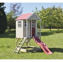 Cabane de jeux avec toboggan, échelle et bac à sable dans le jardin