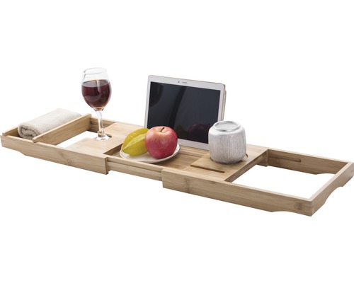 Tablette de bain en bois avec verre de vin, tablette, fruits et serviette