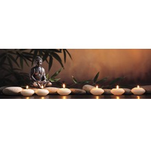 Dekorative Szene mit Buddhafigur, Steinen und Kerzen für eine entspannende Atmosphäre