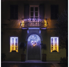 Façade de maison avec décorations de Noël sur le balcon, les fenêtres et la porte d''entrée