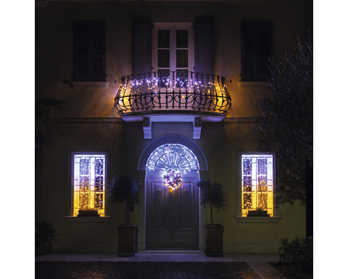 Façade de maison avec décorations de Noël sur le balcon, les fenêtres et la porte d''entrée