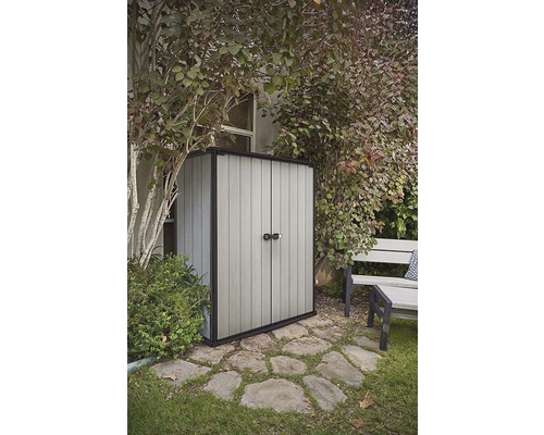 Gartenschrank aus Kunststoff mit zwei Türen im Außenbereich