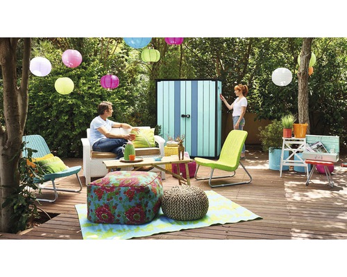 Szene im Garten mit Gerätehaus, Sitzmöbeln und Dekoration